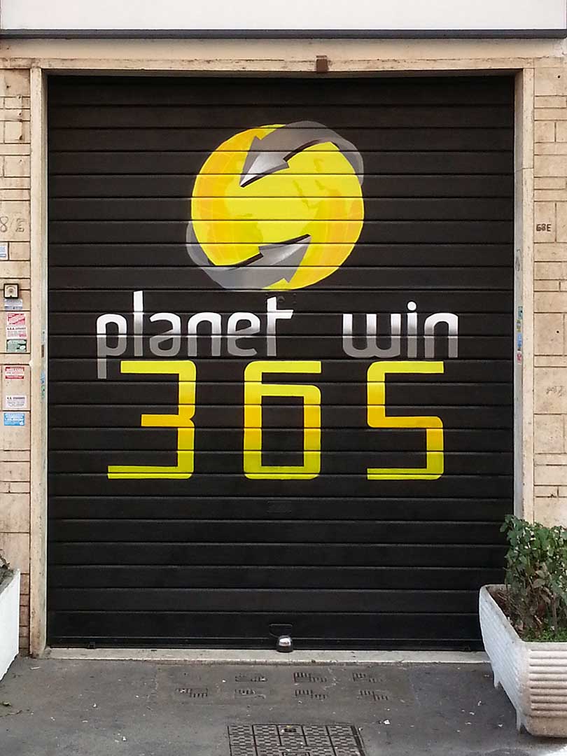 Decorazione serranda Planetwin365, spray acrilico, Roma